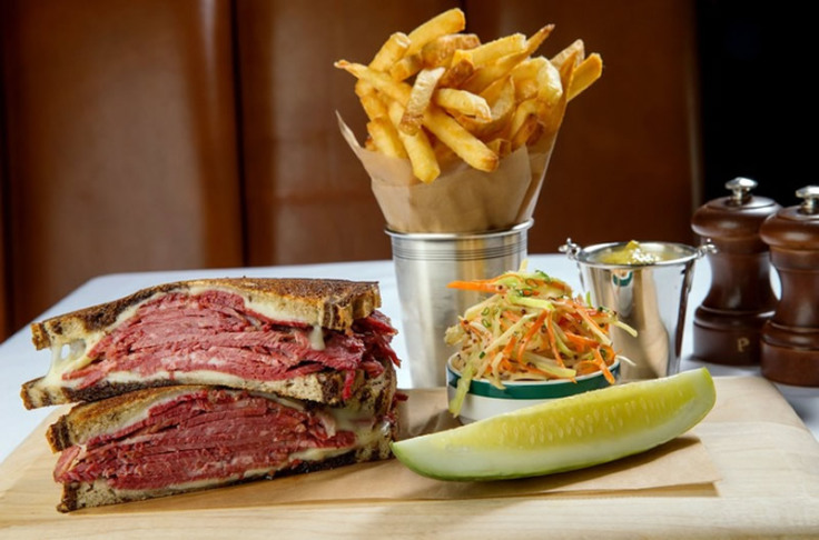 Pastrami on Rye with chips and pickle wedge – Classic!