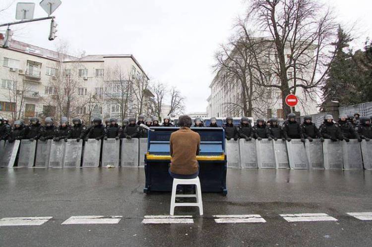 man-sits-playing-piano-to-riot-police-ukraine-e28093-december-2013
